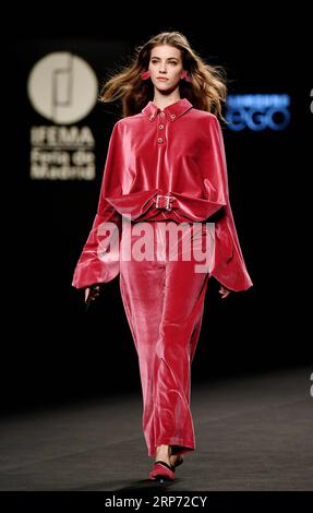 (190125) -- MADRID, 25. Januar 2019 (Xinhua) -- Ein Modell präsentiert Kreationen des Designers Cherry Massia während der Madrid Fashion Week in Madrid, Spanien, 24. Januar 2019. (Xinhua/Guo Qiuda) MADRID - MODESCHAU PUBLICATIONxNOTxINxCHN Stockfoto