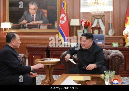 (190125) -- PEKING, 25. Januar 2019 (Xinhua) -- Foto der Koreanischen Zentralnachrichtenagentur (KCNA) zeigt Kim Jong UN (R), Spitzenführer der Demokratischen Volksrepublik Korea (DVRK), Treffen mit der Delegation zu den jüngsten hochrangigen Gesprächen zwischen der DVRK und den USA unter der Leitung von Kim Yong Chol (L), stellvertretender Vorsitzender des Zentralkomitees der Arbeiterpartei Koreas in Pjöngjang, DVRK, 23. Januar 2019. Kim Jong UN, der Spitzenführer der Demokratischen Volksrepublik Korea (DVRK), hat Beamte angewiesen, gute technische Vorbereitungen für einen zweiten Gipfel zwischen der DVRK und den USA, die staatliche Zentralnachrichtenagentur für Korea, zu treffen Stockfoto