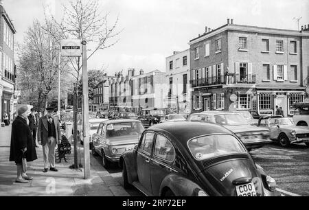 1975 Schwarzweiß-Archivfoto der Hampstead High Street in North London. Stockfoto