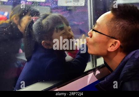 (190125) --PEKING, 25. Januar 2019 -- Aktenfoto vom 13. Januar 2017 zeigt, wie der Wanderarbeiter Luo Jiang (R) seine Tochter durch das Fenster eines Zuges am Fuzhou Bahnhof in Fuzhou, der Hauptstadt der südöstlichen chinesischen Provinz Fujian, verabschiedet. Da das Wiedersehen mit der Familie während des Mondneujahrs eine lange Tradition in China ist, begeben sich die Menschen auf eine Heimreise vor dem Frühlingsfest, das dieses Jahr am 5. Februar stattfindet. Am 21. Januar 2019 begann der 40-tägige Reiserouch des Spring Festivals, bei dem 3 Milliarden Reisen erwartet wurden. Hier sind einige berührende Momente entlang des bou nach Hause Stockfoto