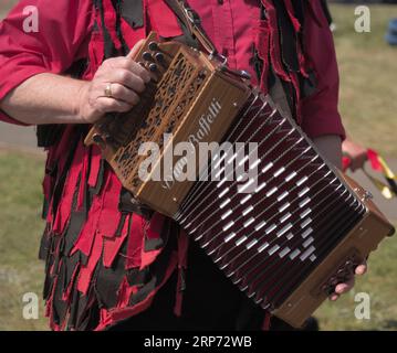 Cosford, Shropshire, Vereinigtes Königreich. Juni 2023. Morris Dancers mit den Ironmen und den Severn Gilders aus Telford, die bei der 1940s Week im RAF auftreten Stockfoto