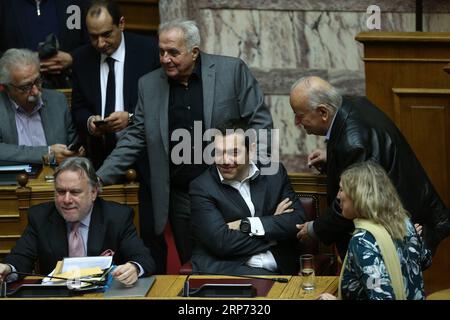 (190125) -- ATHEN, 25. Januar 2019 -- der griechische Premierminister Alexis Tsipras (C, Front) wird nach der Abstimmung über die Verwendung des Namens Mazedonien in Athen, Griechenland, am 25. Januar 2019 begrüßt. Das griechische parlament billigte am Freitag die historische Vereinbarung vom vergangenen Sommer, die einen fast 28 Jahre alten Streit zwischen Griechenland und der ehemaligen jugoslawischen Republik Mazedonien (FYROM) über die Verwendung des Namens Mazedonien beilegt. ) GRIECHENLAND-ATHEN-PARLAMENT-MAZEDONIEN-NAMENSABKOMMEN ZUR RATIFIZIERUNG VON MARIOSXLOLOS PUBLICATIONXNOTXINXCHN Stockfoto