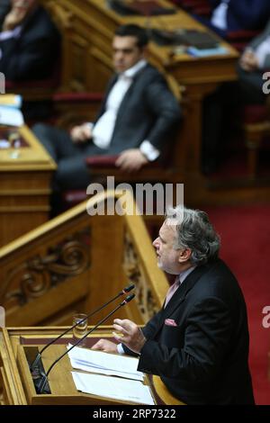 (190125) -- ATHEN, 25. Januar 2019 -- griechischer stellvertretender Außenminister George Katrougalos (Front) spricht bei der Abstimmung über eine Vereinbarung über die Verwendung des Namens Mazedonien in Athen, Griechenland, am 25. Januar 2019 vor griechischen parlamentsmitgliedern. Das griechische parlament billigte am Freitag die historische Vereinbarung vom vergangenen Sommer, die einen fast 28 Jahre alten Streit zwischen Griechenland und der ehemaligen jugoslawischen Republik Mazedonien (FYROM) über die Verwendung des Namens Mazedonien beilegt. ) GRIECHENLAND-ATHEN-PARLAMENT-MAZEDONIEN-NAMENSABKOMMEN ZUR RATIFIZIERUNG VON MARIOSXLOLOS PUBLICATIONXNOTXINXCHN Stockfoto