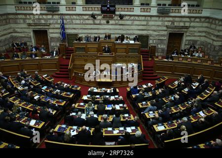 (190125) -- ATHEN, 25. Januar 2019 -- das Foto vom 25. Januar 2019 zeigt eine allgemeine Ansicht des griechischen parlaments während der Abstimmung über eine Vereinbarung über die Verwendung des Namens Mazedonien in Athen, Griechenland. Das griechische parlament billigte am Freitag die historische Vereinbarung vom vergangenen Sommer, die einen fast 28 Jahre alten Streit zwischen Griechenland und der ehemaligen jugoslawischen Republik Mazedonien (FYROM) über die Verwendung des Namens Mazedonien beilegt. ) GRIECHENLAND-ATHEN-PARLAMENT-MAZEDONIEN-NAMENSABKOMMEN ZUR RATIFIZIERUNG VON MARIOSXLOLOS PUBLICATIONXNOTXINXCHN Stockfoto