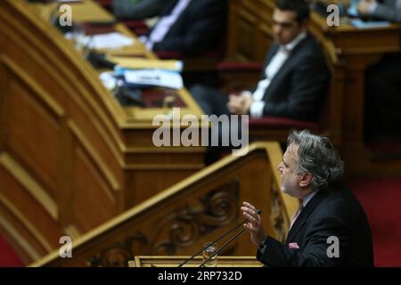 (190125) -- ATHEN, 25. Januar 2019 -- griechischer stellvertretender Außenminister George Katrougalos (Front) spricht bei der Abstimmung über eine Vereinbarung über die Verwendung des Namens Mazedonien in Athen, Griechenland, am 25. Januar 2019 vor griechischen parlamentsmitgliedern. Das griechische parlament billigte am Freitag die historische Vereinbarung vom vergangenen Sommer, die einen fast 28 Jahre alten Streit zwischen Griechenland und der ehemaligen jugoslawischen Republik Mazedonien (FYROM) über die Verwendung des Namens Mazedonien beilegt. ) GRIECHENLAND-ATHEN-PARLAMENT-MAZEDONIEN-NAMENSABKOMMEN ZUR RATIFIZIERUNG VON MARIOSXLOLOS PUBLICATIONXNOTXINXCHN Stockfoto