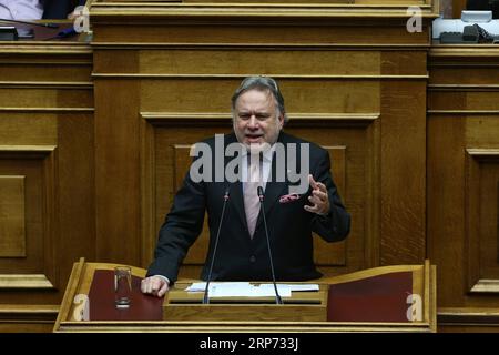 (190125) -- ATHEN, 25. Januar 2019 -- der stellvertretende griechische Außenminister George Katrougalos spricht bei der Abstimmung über eine Vereinbarung über die Verwendung des Namens Mazedonien in Athen, Griechenland, am 25. Januar 2019 vor griechischen parlamentsabgeordneten. Das griechische parlament billigte am Freitag die historische Vereinbarung vom vergangenen Sommer, die einen fast 28 Jahre alten Streit zwischen Griechenland und der ehemaligen jugoslawischen Republik Mazedonien (FYROM) über die Verwendung des Namens Mazedonien beilegt. ) GRIECHENLAND-ATHEN-PARLAMENT-MAZEDONIEN-NAMENSABKOMMEN ZUR RATIFIZIERUNG VON MARIOSXLOLOS PUBLICATIONXNOTXINXCHN Stockfoto