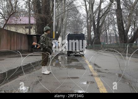 (190125) -- SRINAGAR, 25. Januar 2019 -- ein indischer paramilitärischer Soldat steht am Checkpoint in der Nähe des Austragungsortes der Feierlichkeiten zum Tag der Republik in Srinagar, der Sommerhauptstadt des von Indien kontrollierten Kaschmirs, am 25. Januar 2019. Behörden in Indien haben die Sicherheit in Großstädten, einschließlich der Hauptstadt Neu-Delhi, verstärkt, als es um die Feierlichkeiten zum Tag der Republik am Samstag ging, sagten Beamte am Freitag. KASCHMIR-SRINAGAR-INDIEN-REPUBLIK-FEIERLICHKEITEN-SICHERHEIT-STRAFFUNG JAVEDXDAR PUBLICATIONXNOTXINXCHN Stockfoto