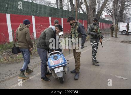 (190125) -- SRINAGAR, 25. Januar 2019 -- Ein Mitglied der indischen Sicherheitskräfte überprüft einen Mann an einem Kontrollpunkt in der Nähe des Austragungsortes der Feierlichkeiten zum Tag der Republik in Srinagar, der Sommerhauptstadt des von Indien kontrollierten Kaschmirs, am 25. Januar 2019. Behörden in Indien haben die Sicherheit in Großstädten, einschließlich der Hauptstadt Neu-Delhi, verstärkt, als es um die Feierlichkeiten zum Tag der Republik am Samstag ging, sagten Beamte am Freitag. KASCHMIR-SRINAGAR-INDIEN-REPUBLIK-FEIERLICHKEITEN-SICHERHEIT-STRAFFUNG JAVEDXDAR PUBLICATIONXNOTXINXCHN Stockfoto