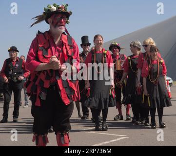 Cosford, Shropshire, Vereinigtes Königreich. Juni 2023. Morris Dancers mit den Ironmen und den Severn Gilders aus Telford, die bei der 1940s Week im RAF auftreten Stockfoto