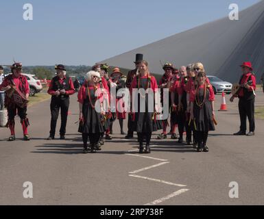 Cosford, Shropshire, Vereinigtes Königreich. Juni 2023. Morris Dancers mit den Ironmen und den Severn Gilders aus Telford, die bei der 1940s Week im RAF auftreten Stockfoto