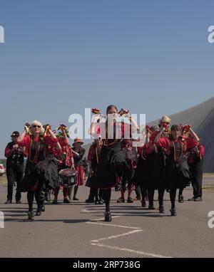 Cosford, Shropshire, Vereinigtes Königreich. Juni 2023. Morris Dancers mit den Ironmen und den Severn Gilders aus Telford, die bei der 1940s Week im RAF auftreten Stockfoto