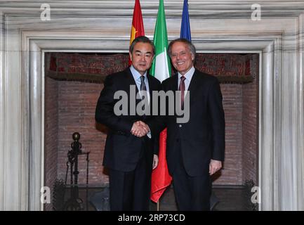 (190126) -- ROM, 26. Januar 2019 (Xinhua) -- der chinesische Staatsrat und Außenminister Wang Yi (L) führt Gespräche mit dem italienischen Außenminister Enzo Moavero Milanesi in Rom, Italien, 25. Januar 2019. (Xinhua/Cheng Tingting) ITALIEN-ROM-WANG YI-ITALIAN FM-TALKS PUBLICATIONxNOTxINxCHN Stockfoto