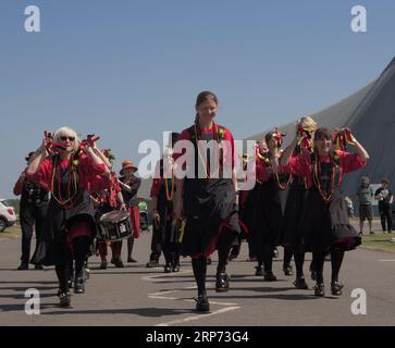 Cosford, Shropshire, Vereinigtes Königreich. Juni 2023. Morris Dancers mit den Ironmen und den Severn Gilders aus Telford, die bei der 1940s Week im RAF auftreten Stockfoto