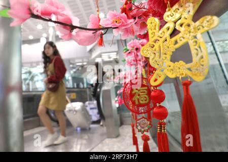 (190126) -- HONG KONG, 26. Januar 2019 (Xinhua) -- die Dekorationen des Frühlingsfestes werden auf der West Kowloon Station in Hong Kong, Südchina, 25. Januar 2019 gesehen. Das Frühlingsfest, das chinesische Neujahr, findet dieses Jahr am 5. Februar statt. (Xinhua/Wu Xiaochu) CHINA-HONG KONG-SPRING FESTIVAL DECORATIONS (CN) PUBLICATIONxNOTxINxCHN Stockfoto