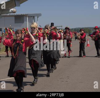 Cosford, Shropshire, Vereinigtes Königreich. Juni 2023. Morris Dancers mit den Ironmen und den Severn Gilders aus Telford, die bei der 1940s Week im RAF auftreten Stockfoto