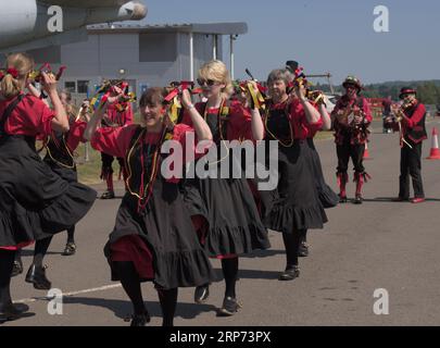 Cosford, Shropshire, Vereinigtes Königreich. Juni 2023. Morris Dancers mit den Ironmen und den Severn Gilders aus Telford, die bei der 1940s Week im RAF auftreten Stockfoto