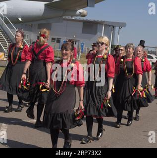 Cosford, Shropshire, Vereinigtes Königreich. Juni 2023. Morris Dancers mit den Ironmen und den Severn Gilders aus Telford, die bei der 1940s Week im RAF auftreten Stockfoto