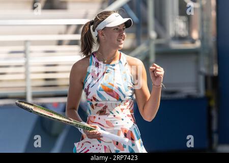 New York, USA. September 2023. Renata Jamrichova aus der Slowakei reagiert während der ersten Runde der Juniorinnen gegen Maya Joint of Australia bei den US Open Championships im Billie Jean King Tennis Center in New York am 3. September 2023. Jamrichova, der als 1. In Folge siegte, gewann in der Reihe. (Foto: Lev Radin/SIPA USA) Credit: SIPA USA/Alamy Live News Stockfoto