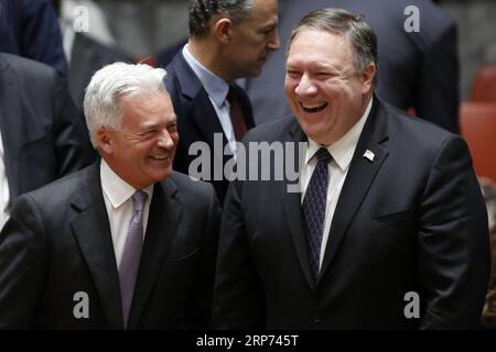 (190126) -- VEREINTEN NATIONEN, 26. Januar 2019 -- US-Außenminister Mike Pompeo (R, Front) spricht mit Alan Duncan (L, Front), britischer Staatsminister für Europa und Amerika, vor einer Dringlichkeitssitzung des Sicherheitsrates der Vereinten Nationen über die Situation in Venezuela im UN-Hauptquartier in New York, 26. Januar 2019. ) VN-SICHERHEITSRAT-VENEZUELA-NOTFALLSITZUNG LIXMUZI PUBLICATIONXNOTXINXCHN Stockfoto