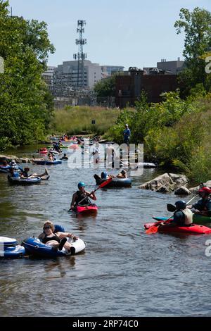 Ann Arbor, Michigan, USA. September 2023. Am Labor Day-Wochenende genießen die Menschen das heiße Wetter, indem sie die Argo-Kaskaden hinunterschweben. Die Kaskaden sind eine Serie von neun kleinen Stromschnellen, die zwei Teile des Huron River in Ann Arbor verbinden. (Bild: © Mark Bialek/ZUMA Press Wire) NUR REDAKTIONELLE VERWENDUNG! Nicht für kommerzielle ZWECKE! Stockfoto