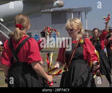 Cosford, Shropshire, Vereinigtes Königreich. Juni 2023. Morris Dancers mit den Ironmen und den Severn Gilders aus Telford, die bei der 1940s Week im RAF auftreten Stockfoto