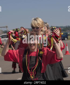 Cosford, Shropshire, Vereinigtes Königreich. Juni 2023. Morris Dancers mit den Ironmen und den Severn Gilders aus Telford, die bei der 1940s Week im RAF auftreten Stockfoto