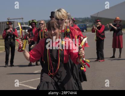 Cosford, Shropshire, Vereinigtes Königreich. Juni 2023. Morris Dancers mit den Ironmen und den Severn Gilders aus Telford, die bei der 1940s Week im RAF auftreten Stockfoto