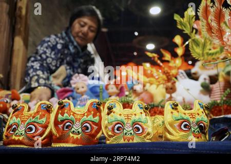 (190127) -- TANGSHAN, 27. Januar 2019 (Xinhua) -- Ein Verkäufer arrangiert Kunsthandwerk auf einer Lebensmittel- und Kulturstraße in Tangshan, nordchinesische Provinz Hebei, 26. Januar 2019. Die Menschen in ganz China sind damit beschäftigt, sich auf das bevorstehende chinesische Mondneujahr vorzubereiten, das dieses Jahr am 5. Februar stattfindet. (Xinhua/Liu Mancang) CHINA-LUNAR NEW YEAR-AMBIENTE (CN) PUBLICATIONxNOTxINxCHN Stockfoto