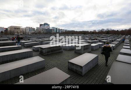 (190127) -- BERLIN, 27. Januar 2019 -- Foto aufgenommen am 27. Januar 2019 zeigt eine Ansicht der Gedenkstätte für die ermordeten Juden Europas in Berlin, der Hauptstadt Deutschlands. Die Gedenkstätte im Zentrum Berlins wurde errichtet, um an die bis zu sechs Millionen Juden zu erinnern, die während des Zweiten Weltkriegs in Nazi-Deutschland getötet wurden Im Jahr 2005 verabschiedete die UN-Generalversammlung eine Resolution, in der Januar 27 zum Internationalen Gedenktag für die Opfer des Holocaust erklärt wurde, dem Tag, an dem das Vernichtungslager Auschwitz 1945 befreit wurde. ) DEUTSCHLAND-BERLIN-DENKMAL FÜR DIE ERMORDETEN JUDEN EUROPAS-INTERNATIONALER HOLOCAUST R Stockfoto