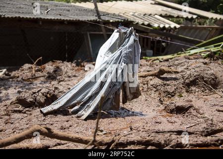 (190128) -- BRUMADINHO, 28. Januar 2019 (Xinhua) -- Kleidung hängt in dem Gebiet, das vom Zusammenbruch eines Bergedamms betroffen ist, in der Nähe der Stadt Brumadinho, dem Staat Minas Gerias, Brasilien, am 27. Januar 2019. Die Zahl der Todesopfer von Brasiliens eingestürztem Bergregierdamm stieg auf 58, wobei 305 Menschen im südöstlichen brasilianischen Bundesstaat Minas Gerais immer noch vermisst wurden, sagten die lokalen Behörden. (Xinhua/Li Ming) BRASILIEN-BRUMADINHO-DAM-COLLAPSE PUBLICATIONxNOTxINxCHN Stockfoto