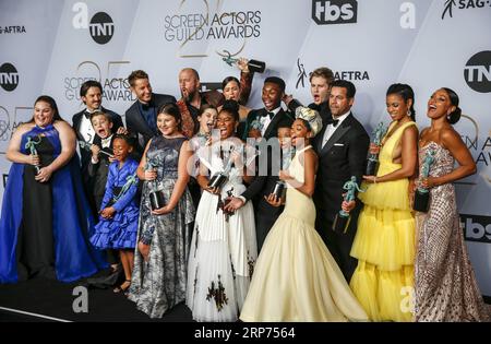 (190128) -- LOS ANGELES, 28. Januar 2019 (Xinhua) -- Cast Mitglieder einer Dramaserie This Is US posieren im Pressesaal mit Auszeichnungen für Outstanding Ensemble während der 25. Jährlichen Screen Actors Guild Awards in Los Angeles, USA, am 27. Januar 2019. (Xinhua/Li Ying) U.S.-LOS ANGELES-sag ZEICHNET PUBLICATIONxNOTxINxCHN AUS Stockfoto
