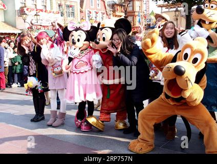 (190128) -- PEKING, 28. Januar 2019 (Xinhua) -- Touristen posieren für Fotos mit Disney-Figuren im Shanghai Disneyland in Shanghai, Ostchina, 21. Januar 2019. Die chinesische Regierung hat wichtige Maßnahmen zur Verbesserung der Qualität der touristischen Dienstleistungen im Rahmen der Bemühungen zur Förderung einer qualitativ hochwertigen Entwicklung der Industrie festgelegt. In einer Leitlinie des Ministeriums für Kultur und Tourismus wurden sieben vorrangige Bereiche für die Qualitätsverbesserung aufgeführt, darunter Landschaftszonen, Unterkünfte, Online- und stationäre Reisebüros, Reiseleiter und Tourismusverwaltung. Die Stockfoto