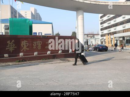 (190128) -- HUIDONG, 28. Januar 2019 (Xinhua) -- Yang Mengping verlässt die East China University of Science and Technology, wo er am 24. Januar 2019 für den Shanghai South Railway Station in Shanghai, Ostchina, studiert. Yang Mengping, ein Student der East China University of Science and Technology mit Sitz in Shanghai, muss drei Tage auf dem Weg zu seinem Haus verbringen, das sich in der Qianxin Township des Huidong County in der autonomen Präfektur Liangshan Yi in der südwestchinesischen Provinz Sichuan befindet. Nach etwa 41 Stunden Bahnfahrt von Shanghai in Ostchina nach Chengdu in Sichuan muss Yang einen Bus nehmen Stockfoto