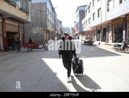 (190128) -- HUIDONG, 28. Januar 2019 (Xinhua) -- Yang Mengping geht zu seinem Haus in der Qianxin Township des Huidong County in der autonomen Präfektur Liangshan Yi, Provinz Sichuan im Südwesten Chinas, 27. Januar 2019. Yang Mengping, ein Student der East China University of Science and Technology mit Sitz in Shanghai, muss drei Tage auf dem Weg zu seinem Haus verbringen, das sich in der Qianxin Township des Huidong County in der autonomen Präfektur Liangshan Yi in der südwestchinesischen Provinz Sichuan befindet. Nach etwa 41 Stunden Bahnfahrt von Shanghai in Ostchina nach Chengdu in Sichuan, muss Yang einen Bus nehmen nach Stockfoto