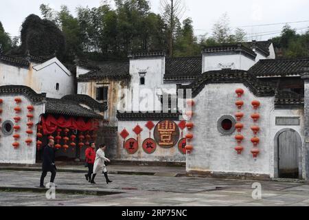 (190128) -- PEKING, 28. Januar 2019 (Xinhua) -- Touristen besuchen das alte Dorf Chengkan in der Stadt Huangshan, ostchinesische Provinz Anhui, 8. Januar 2019. (Xinhua/Ma Ning) Xinhua-Schlagzeilen: China baut Vertrauen in die Umsetzung von Xiaokang PUBLICATIONxNOTxINxCHN auf Stockfoto