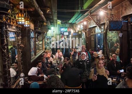 (190129) -- PEKING, 29. Januar 2019 (Xinhua) -- Menschen genießen ihre Freizeit im Fishawy, einem Café in Kairo, Ägypten, 25. Januar 2019. (Xinhua/Meng Tao) XINHUA FOTOS DES TAGES PUBLICATIONxNOTxINxCHN Stockfoto