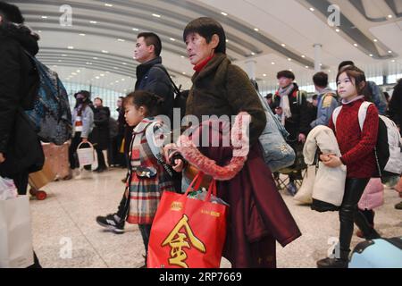 (190129) -- FUZHOU, 29. Januar 2019 (Xinhua) -- Peng Zhulan (C) und ihre Enkelinnen warteten am 24. Januar 2019 am Bahnhof Chongqing West in Chongqing im Südwesten Chinas, um ihre Tickets überprüfen zu lassen. Huang Haoran und seine Frau Wang Li arbeiteten etwa sechs Monate in einer großen Privatfabrik in Fuqing, der südöstlichen chinesischen Provinz Fujian, aber ihre beiden Töchter Huang Shiyun und Huang Jiayun wurden von Huang Haorans Mutter Peng Zhulan in ihrer Heimatstadt betreut. das sich im Dorf Mujiangchong in der Gemeinde Huangjia in der Stadt Longchang im Südwesten der chinesischen Provinz Sichuan befindet. Für Fam Stockfoto