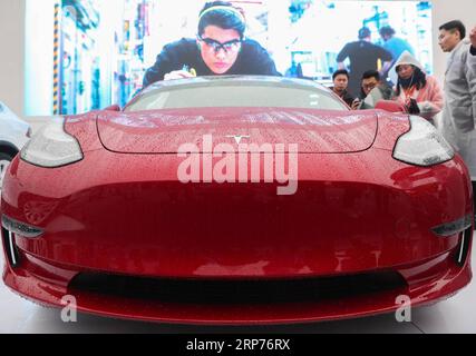 (190129) -- PEKING, 29. Januar 2019 (Xinhua) -- Ein Tesla Model 3 wird auf der Spatenstich-Zeremonie des Tesla Shanghai Gigafactory in Shanghai, Ostchina, 7. Januar 2019 ausgestellt. (Xinhua/Ding Ting) Xinhua-Schlagzeilen: China blickt in aktualisiertem Entwurf des ausländischen Investitionsgesetzes auf eine weitere Öffnung Stockfoto