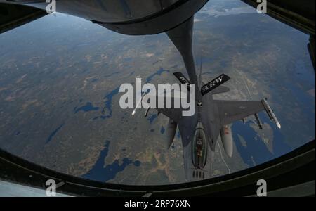 Rovaniemi, Finnland. 23. August 2023. Ein F-16CJ Fighting Falcon Kampfflugzeug der US Air Force, das dem 52nd Fighter Wing zugewiesen ist, wird während der Übung Astral Knight 23 am 23. August 2023 über Finnland von einer USAF KC-135 Stratotanker an Bord aufgefüllt. Kredit: SSgt. Jesenia Landaverde/Planetpix/Alamy Live News Stockfoto