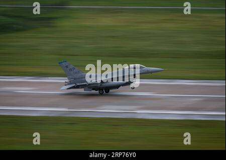 Gunsan, Südkorea. 30. August 2023. Eine F-16C der US Air Force, die dem Wolf Pack der 35th Fighter Squadron zugeteilt ist, landet nach der Rückkehr zur Heimatstation der Kunsan Air Base am 30. August 2023 in Gunsan, Südkorea. Kredit: SSgt. Jovan Banks/Planetpix/Alamy Live News Stockfoto