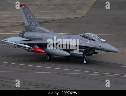 Mildenhall, Vereinigtes Königreich. 29. August 2023. Ein F-16CJ Fighting Falcon Kampfflugzeug der US Air Force, das dem 52nd Fighter Wing zugeordnet ist, kommt in der Royal Air Force Mildenhall an, um an der Cobra Warrior 23-2 Übung am 29. August 2023 in Mildenhall, Suffolk, England teilzunehmen. Quelle: A1C Alvaro Villagomez/Planetpix/Alamy Live News Stockfoto