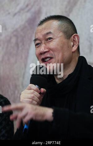 (190130) -- BRÜSSEL, 30. Januar 2019 -- Dirigent Tan Dun spricht auf einer Pressekonferenz vor einem Neujahrskonzert des Guangzhou Symphony Orchestra mit Tan Dun als Dirigent in Flagey, einem Kulturhaus in Brüssel, Belgien, 29. Januar 2019. Das Konzert wurde abgehalten, um dem Publikum den Charme der östlichen und westlichen Musik zu vermitteln und um das bevorstehende chinesische Mondneujahr zu feiern, das am 5. Februar dieses Jahres stattfindet. BELGIEN-BRÜSSEL-CHINA-NEUJAHRSKONZERT ZHENGXHUANSONG PUBLICATIONXNOTXINXCHN Stockfoto