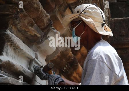 (190130) -- PEKING, 30. Januar 2019 (Xinhua) -- der kambodschanische Arbeiter Nuth Poeng arbeitet am 9. Juli 2018 im Tempel Ta Keo, Teil des Komplexes des archäologischen Parks Angkor in Siem Reap, Kambodscha. (Xinhua/Mao Pengfei) Xinhua-Schlagzeilen: Chinesische Experten helfen, die Angkor-Tempel Kambodschas zu erhalten, schmieden China-ASEAN-Kulturbindung PUBLICATIONxNOTxINxCHN Stockfoto