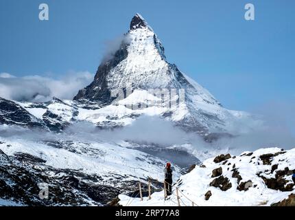 Der berühmte Matterhorn-Berg nach einem neuen Schneefall Ende August. Blick vom Gornergrat, Zermatt, Kanton Wallis, Schweiz. Stockfoto