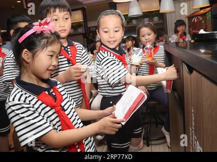 (190131) -- SHANGHAI, 31. Januar 2019 (Xinhua) -- Grundschüler lernen in einem Restaurant in Shanghai, Ostchina, den Müll zu klassifizieren, 13. Juni 2017. Die ostchinesische Gemeinde Shanghai werde die grüne Entwicklung 2019 weiter vorantreiben, sagte der Bürgermeister der Stadt Ying Yong im Arbeitsbericht der Stadtverwaltung am Sonntag. Dem Bericht zufolge wird Shanghai ökologische Priorität einräumen, die ökologische Umwelt schützen und verbessern und den Bau einer ökologisch lebenswerten Stadt beschleunigen. Insbesondere wird Shanghai umfassend eine neue Runde des Aktionsplans für saubere Luft fördern und ein na bauen Stockfoto