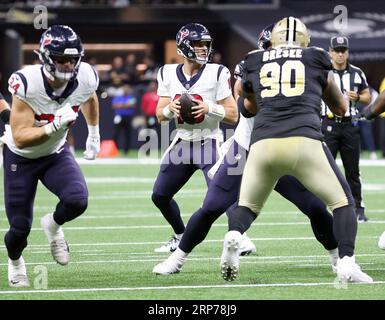 New Orleans, USA. 27. August 2023. Houston Texans Quarterback Davis Mills (10) fällt während eines Vorbereitungsspiels der National Football League im Caesars Superdome in New Orleans, Louisiana, am Sonntag, den 27. August 2023 zurück. (Foto: Peter G. Forest/SIPA USA) Credit: SIPA USA/Alamy Live News Stockfoto