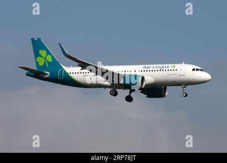 Ein Airbus A320 Neo von Aer Lingus nähert sich dem Flughafen London Gatwick Stockfoto