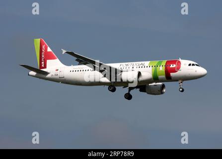 Ein Airbus A320 von TAP Air Portugal nähert sich dem Flughafen London Gatwick Stockfoto