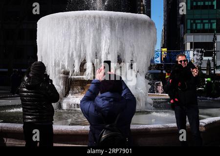 (190201) -- PEKING, 1. Februar 2019 -- Menschen machen Fotos vor einem gefrorenen Brunnen im Bryant Park in New York, USA, 31. Januar 2019. Das durch den Polarwirbel im mittleren westen der Vereinigten Staaten verursachte eisige Wetter hat sich seit Mittwoch mit Schneefällen und starken Windböen bis nach New York ausgeweitet, wodurch die niedrigste Temperatur auf -12 Grad Celsius sinkt. ) XINHUA FOTOS DES TAGES LixMuzi PUBLICATIONxNOTxINxCHN Stockfoto