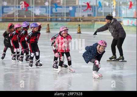 (190201) - Peking, Februar 1, 2019 (Xinhua) - Foto auf Jan. 9, 2019 zeigt Trainer Li Chunyu (1. R) und seine Studenten während einer Schulung bei Taipingzhuang zentrale Grundschule in Yanding Bezirk von Peking, der Hauptstadt von China. Taipingzhuang zentrale Grundschule direkt am Fuße des Xiaohaituo Bergen, wo die Veranstaltungsorte für Beijing 2022 Olympischen Winterspiele im Bau befinden. Die Lehrer der Taipingzhuang zentrale Grundschule haben eine experimentelle Ackerland in eine saisonale Eisbahn für die Schüler hier lernen, Skaten seit 2016 gedreht. Die Schule stellte einen erfahrenen Stockfoto